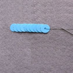 Пришивание пайеток швом «назад иголка» в линию