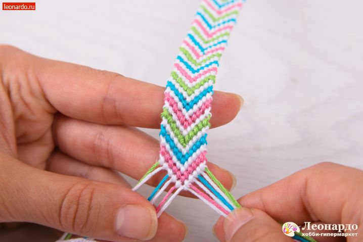 Красивые фенечки. Фенечка уголок. Фенечка стрелка. Фенечка из мулине. Фенечка стрелка.