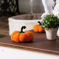 Интерьерное украшение «Вязаные тыквы»